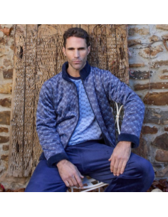 Bata Hombre corta en color azul marino con forro interior de borreguito y estampado de fantasía.