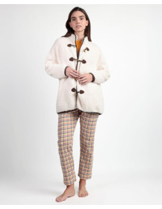 Bata Mujer corta de invierno en borreguito color crudo con apliques en bordes y puños en color marrón oscuro diseño trenca.