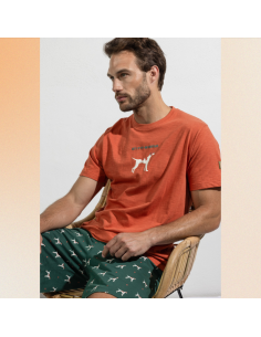 Pijama corto hombre verano camiseta teja y pantalón con estampado de perros. Fabricado en 100% algodón.