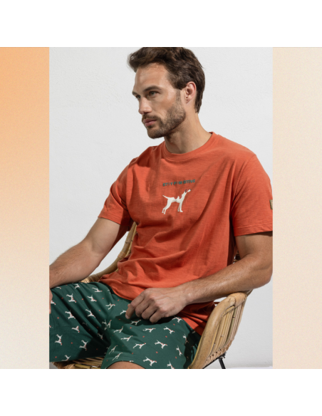 Pijama corto hombre verano camiseta teja y pantalón con estampado de perros. Fabricado en 100% algodón.
