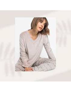 Pijama de invierno de mujer confeccionada en terciopelo, muy suave color maquillaje.