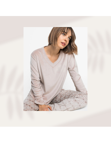 Pijama de invierno de mujer confeccionada en terciopelo, muy suave color maquillaje.