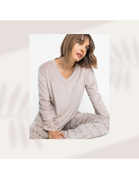 Pijama de invierno de mujer confeccionada en terciopelo, muy suave color maquillaje.