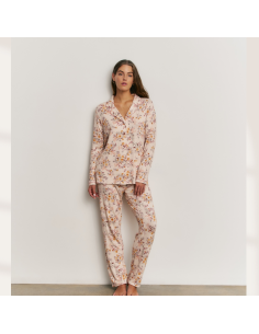Pijama mujer viscosa con suave estampado floral sobre fondo beige. Parte superior con escote camisero y cierre con botones.