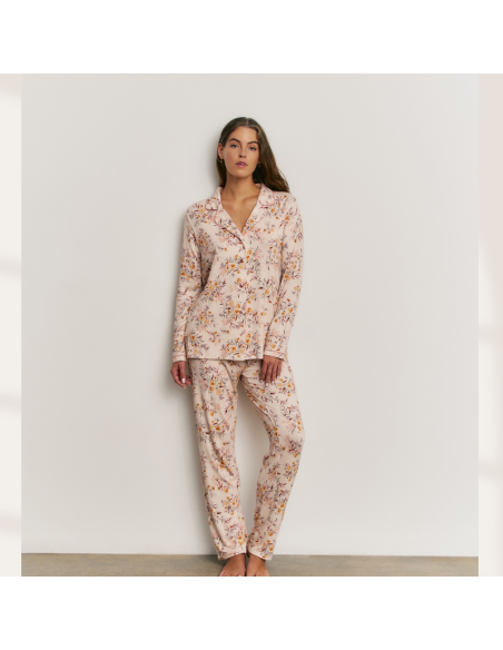 Pijama mujer viscosa con suave estampado floral sobre fondo beige. Parte superior con escote camisero y cierre con botones.