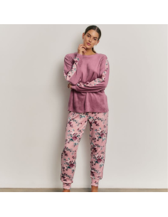 Pijama largo mujer  de terciopelo con la chaqueta lisa y el pantalón con estampado floral.