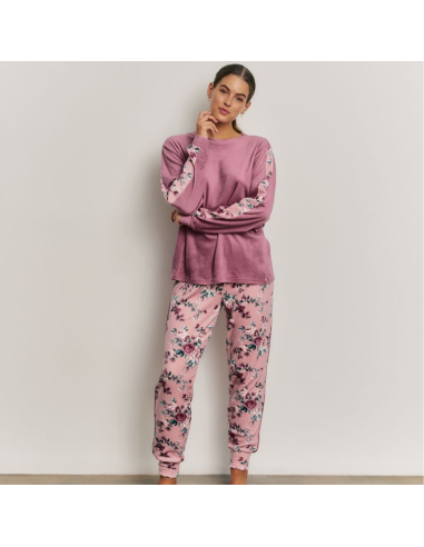 Pijama largo mujer  de terciopelo con la chaqueta lisa y el pantalón con estampado floral.