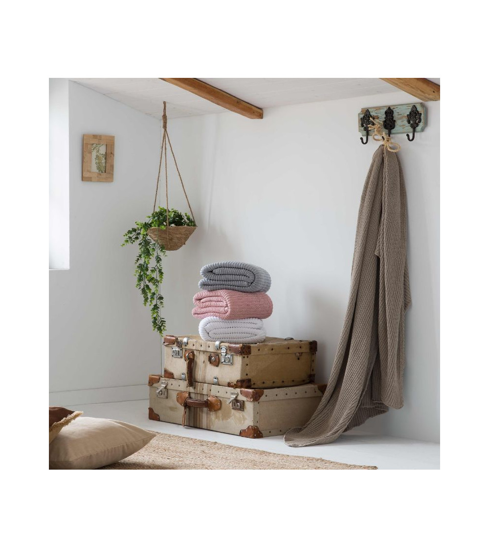 plaid sofa de punto  en canale colores rosa , beige y gris